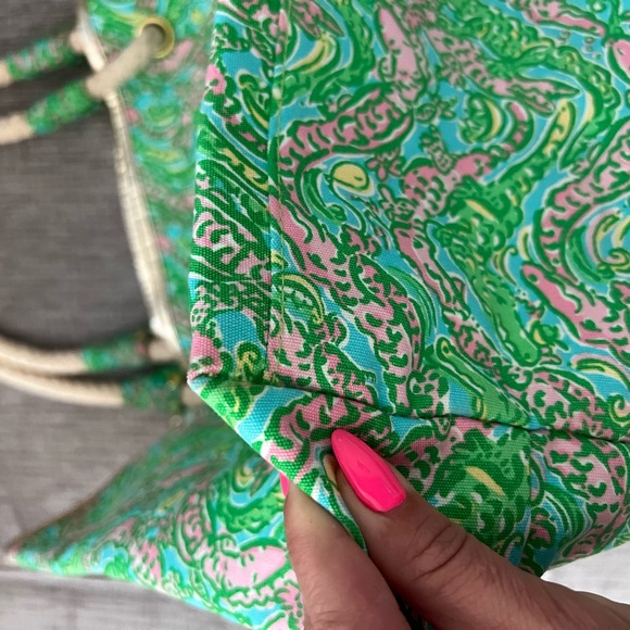 LILLY PULITZER Chomp Chomp Alligator Canvas Shoreline Large Beach ToteBag Spring - Picture 9 of 12